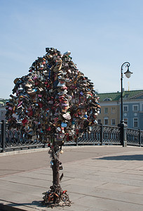 卢日科夫桥上挂着结婚锁的树。