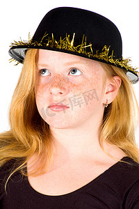 女孩戴着金色流光的黑色帽子
