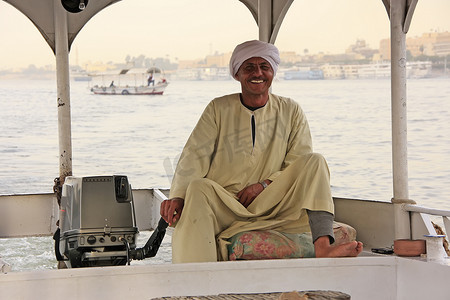 驾驶他的小船的埃及船长在尼罗河，卢克索