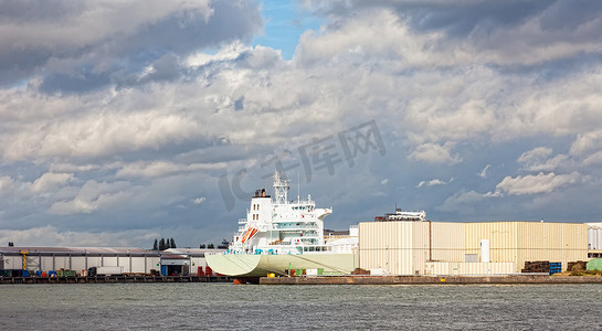 港口设备摄影照片_荷兰鹿特丹港口的货船