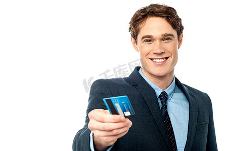 自动执行摄影照片_微笑的商人向您提供他的借记卡