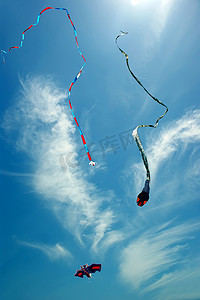 有尾巴的多彩多姿的风筝在清楚的蓝天