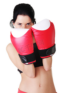 拳击黑摄影照片_戴着红色拳击手套的拳击女子。