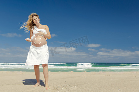 孕妇肚子上挂着微笑
