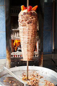 旋转烤肉串上的沙瓦玛肉