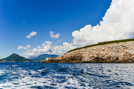 绿松石色的亚得里亚海风景、船上的白浪、蓝天白云和意大利海岸外的美丽岛屿