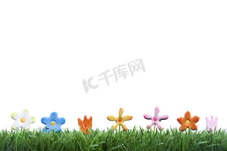 在草复活节和春天概念的五颜六色的小花