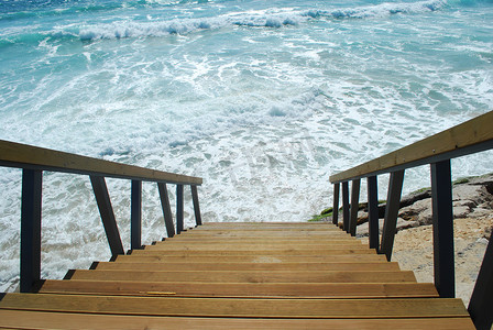 通往明亮海洋的木楼梯或小路