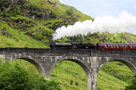 哈利波特外景写真摄影照片_Glenfinnan 高架桥上的蒸汽火车，因哈利波特而闻名