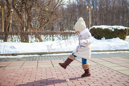 阳光下小可爱女孩在冬日户外漫步