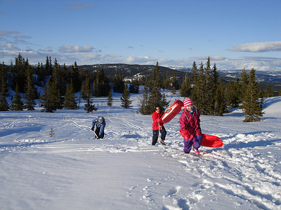 北欧生活儿童玩雪