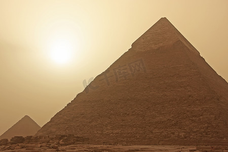 沙尘暴中的哈夫拉金字塔，埃及开罗