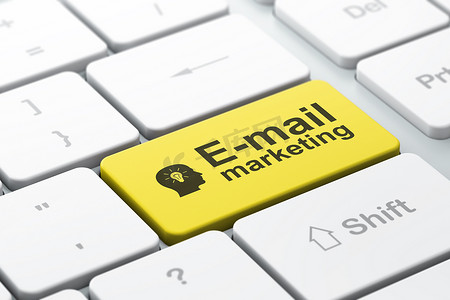 广告概念：电脑键盘背景下的灯泡和电子邮件营销