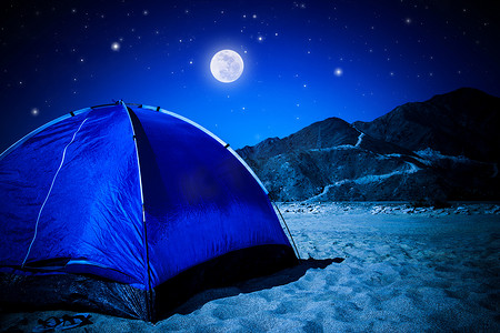 晚上在海滩上露营帐篷