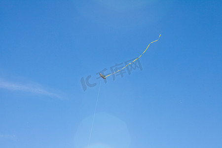 天上风筝摄影照片_风筝在背景蓝天上飞翔