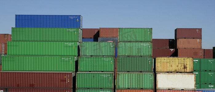 码头货运摄影照片_堆叠的货运彩色集装箱，蓝天