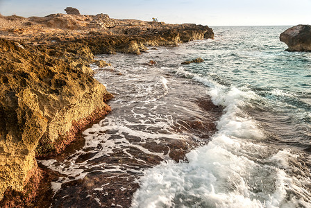 海岸岩石摄影照片_海中的岩石