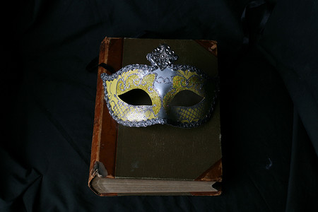 童话书摄影照片_上面有书和威尼斯面具