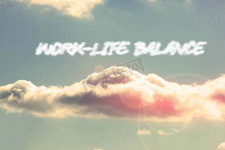 工作与生活平衡摄影照片_工作与生活的平衡与明亮的蓝天和云