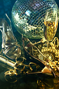 银色派对鞋与香槟杯在地板上