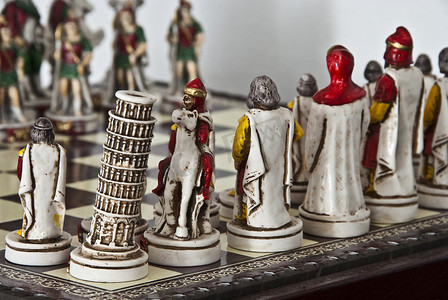 红色的国际象棋摄影照片_国际象棋圣诞装饰品，托斯卡纳，意大利