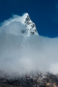 Cholatse 山峰和云
