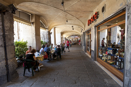 意大利热那亚街边咖啡馆里的游客