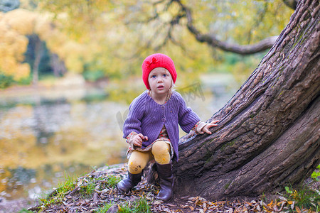 可爱黄人摄影照片_红帽可爱小女孩在秋天公园玩乐