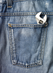 牛仔裤口袋里的螺丝刀