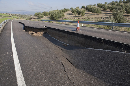 西班牙安达卢西亚自治区 Jaen 的柏油路因山体滑坡而出现裂缝