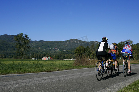 自行车山地骑行摄影照片_骑自行车