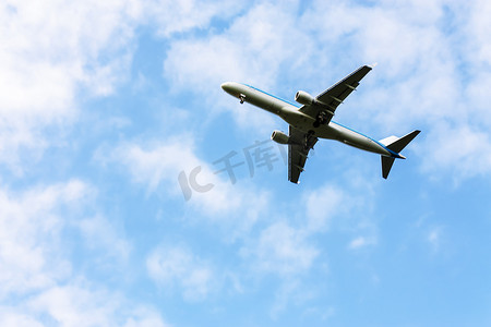 商业引擎摄影照片_蓝天上飞翔的飞机
