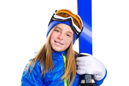 滑雪女孩子摄影照片_带雪镜和冬帽的小女孩滑雪