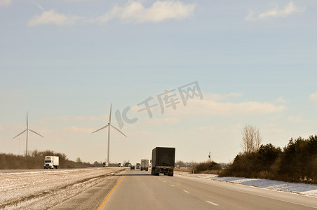 印第安纳风力涡轮机笼罩在高速公路上