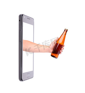 拿着一瓶啤酒的手从电话里爬出来。