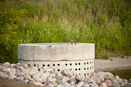 池塘雨水摄影照片_雨水管理系统 - 多孔混凝土管