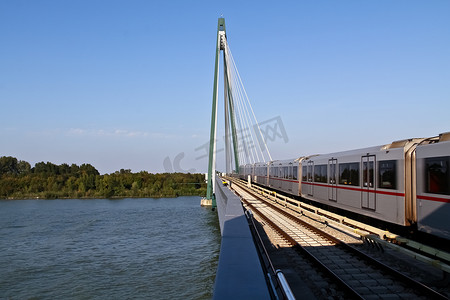 火车外摄影照片_火车过桥
