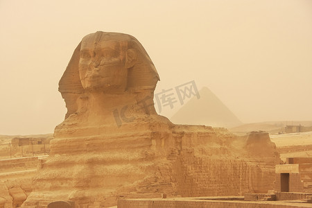 开罗沙尘暴中的狮身人面像和卡夫拉金字塔