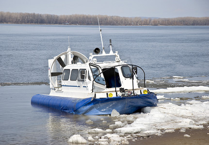 水上气垫船。