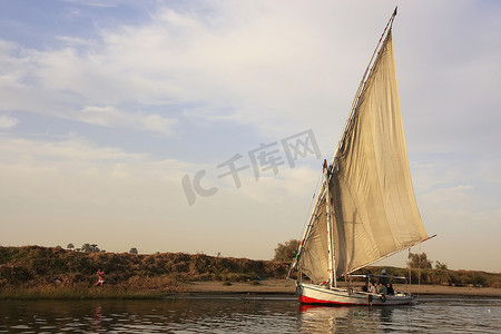 航行在卢克索尼罗河上的三桅帆船