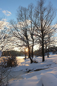 冰池塘摄影照片_冬天冬日日落雪