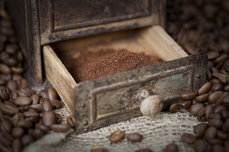干锅老豆腐摄影照片_一台老咖啡研磨机的细节用咖啡豆