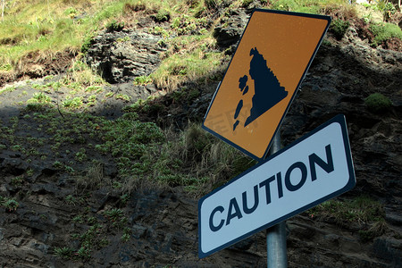 泥石流标志摄影照片_滑坡警告标志