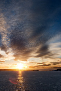 金黄色闪光图摄影照片_冰湖上的日落