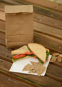野餐桌摄影照片_带蔬菜三明治的健康返校午餐