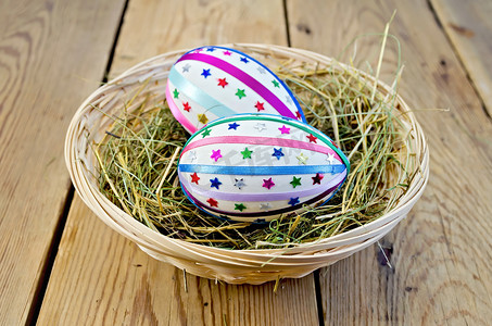 篮子里有丝带和亮片的复活节彩蛋