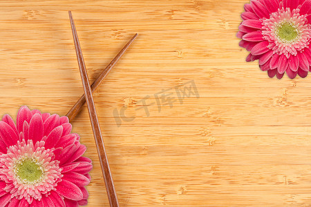 咖啡豆花摄影照片_菊花和筷子在竹背景上