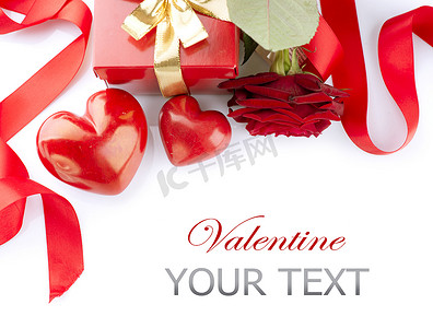 紫色浪漫情侣背景摄影照片_情人节红心玫瑰花和礼盒在白色背景下分离
