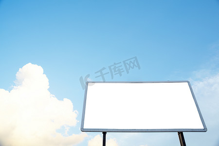 商业房地产海报摄影照片_在天空的空的广告牌