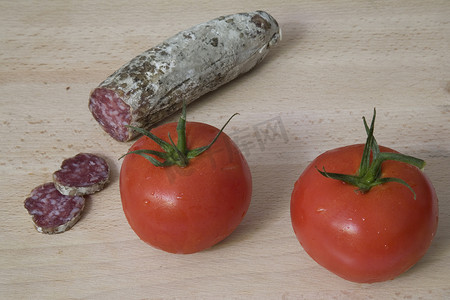 意大利腊肠和西红柿